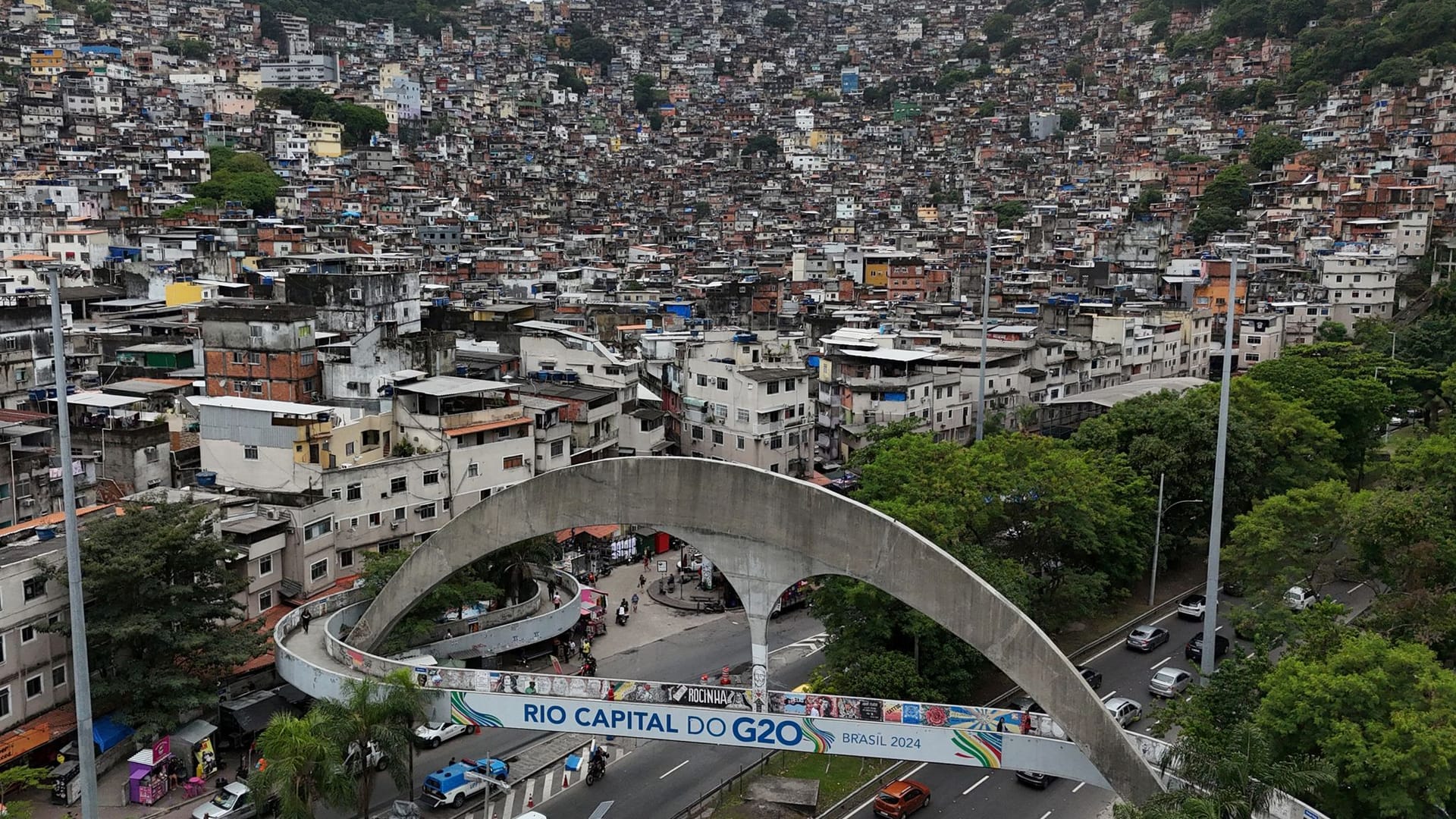 Rio de Janeiro: Vor einer Favela ist eine Werbung für den G20-Gipfel in Brasilien zu sehen.