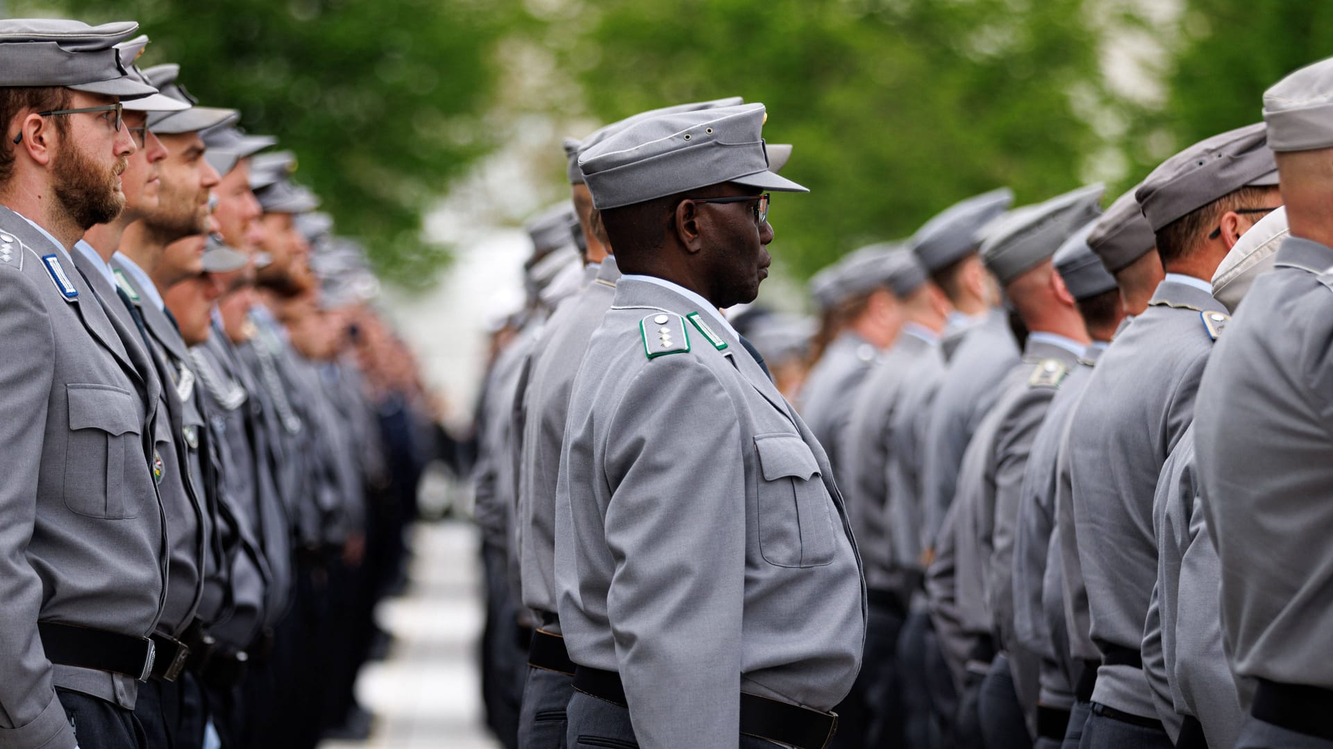 Heeressoldaten der Bundeswehr (Symbolbild): Das Verteidigungsministerium will wohl fast eine Milliarde Euro für neue Uniformen ausgeben.