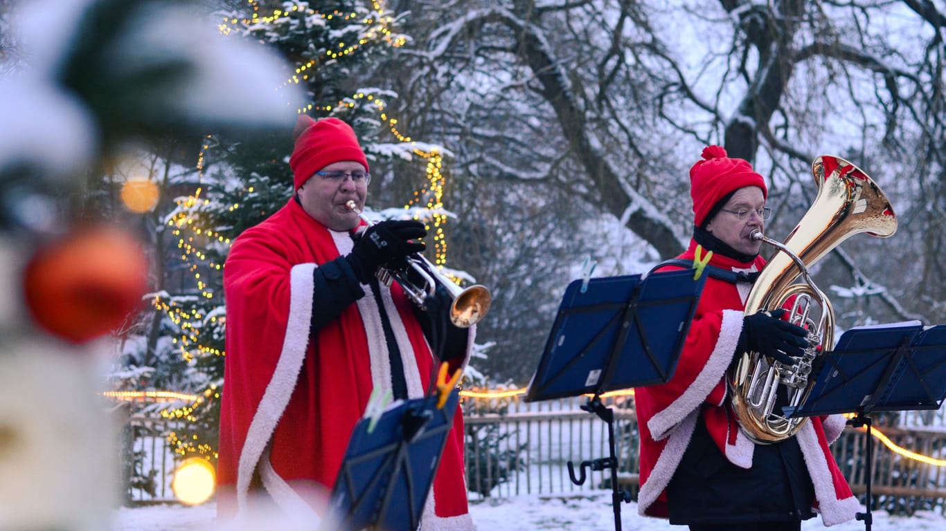 Das Blechbläser-Trio der Müssener Marschband spielt jeden Freitag, Samstag und Sonntag.