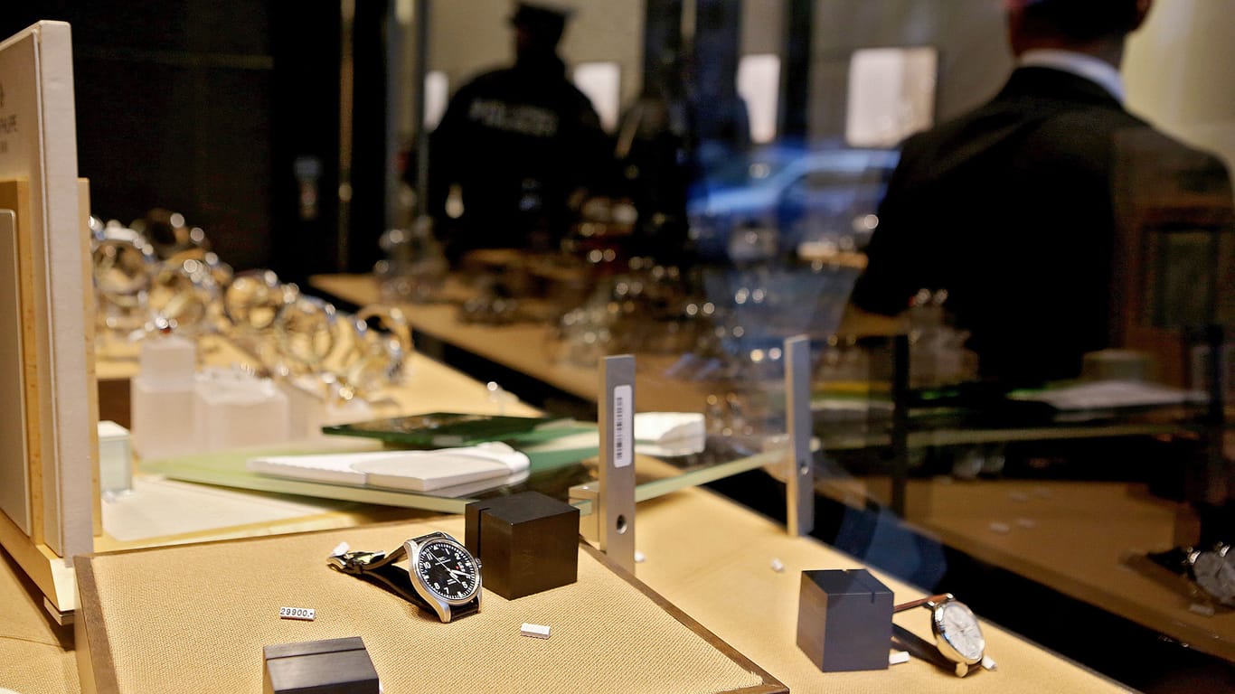 Polizisten stehen nach einem Überfall in einem Juweliergeschäft (Symbolbild): Der Täter machte bei seinem Raub keine Beute.