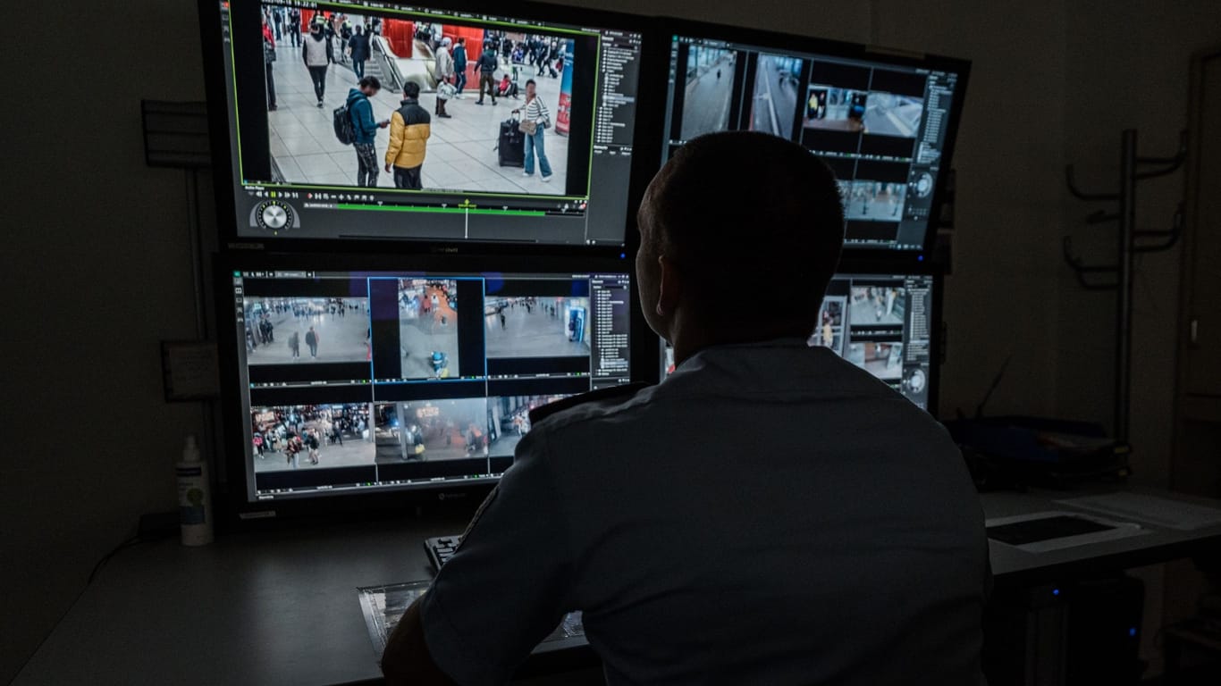 Während die meisten Menschen schlafen, läuft die Videoüberwachung am Münchner Hauptbahnhof weiter (Archivbild). Ein Mann konnte so in der Nacht überführt werden.