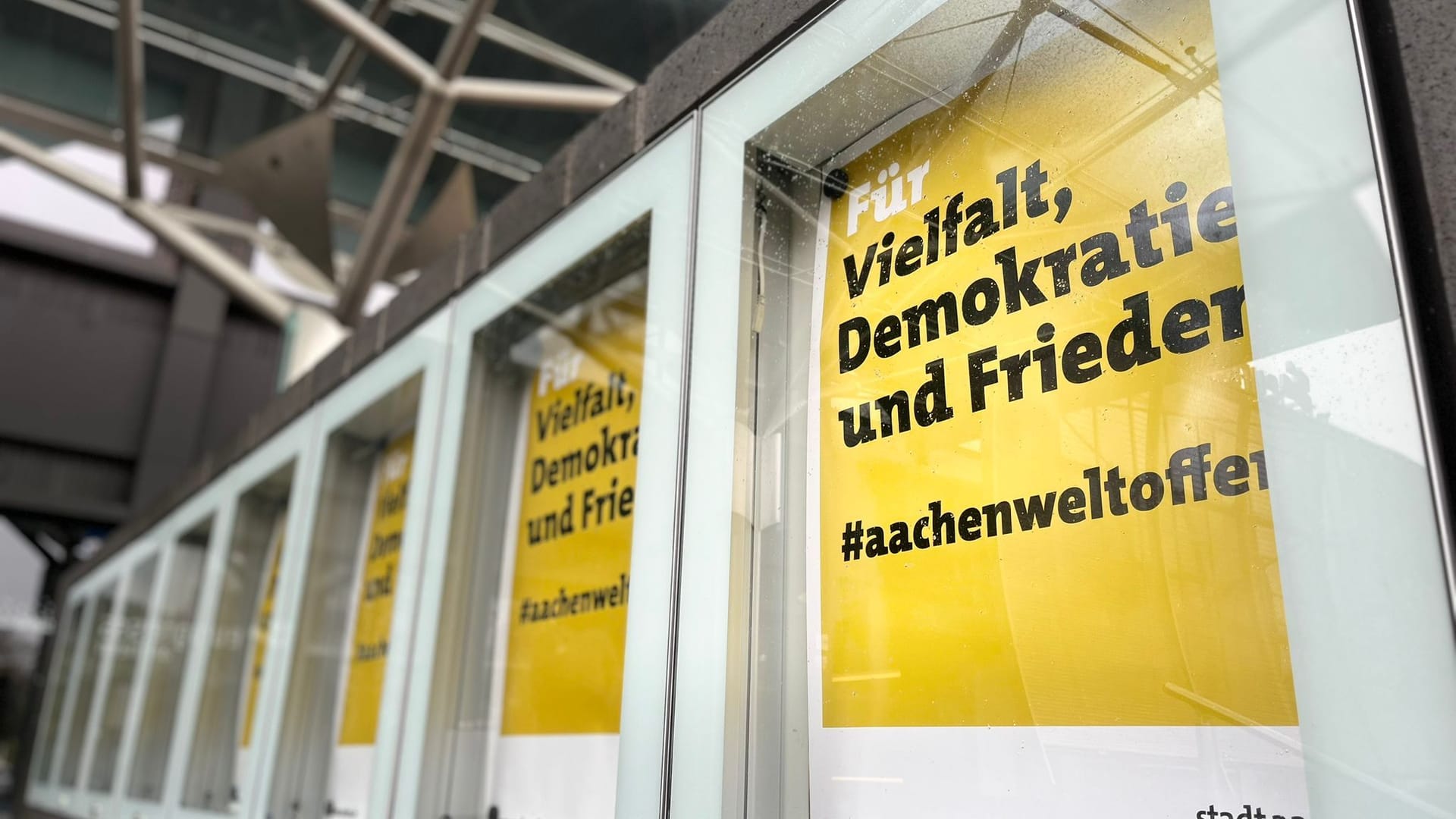 "Für Vielfalt, Demokratie und Frieden" steht auf den Plakaten: Die Stadt hat sie anlässlich des AfD-Bürgerdialogs am Eurogress angebracht.