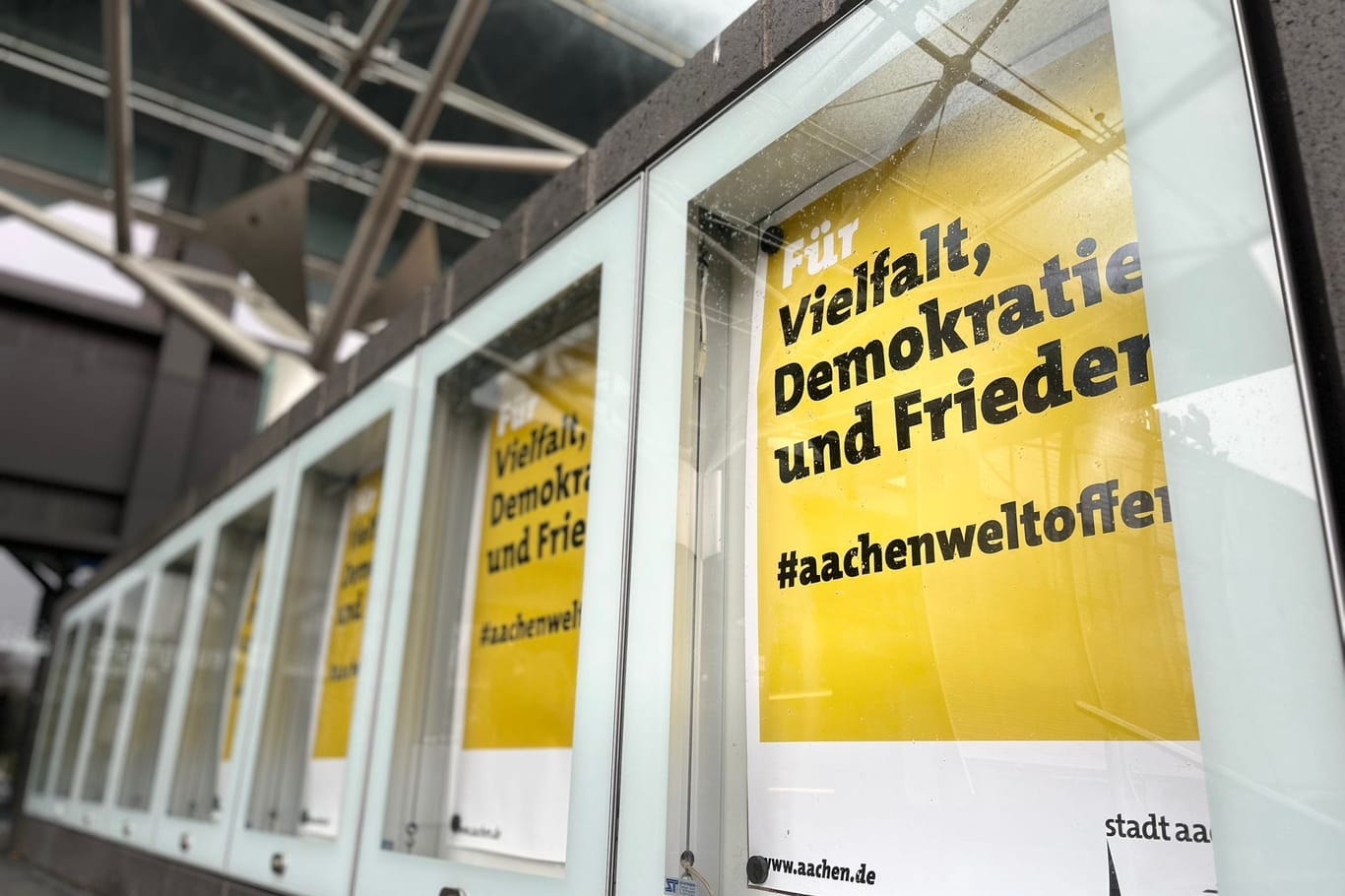 "Für Vielfalt, Demokratie und Frieden" steht auf den Plakaten: Die Stadt hat sie anlässlich des AfD-Bürgerdialogs am Eurogress angebracht.