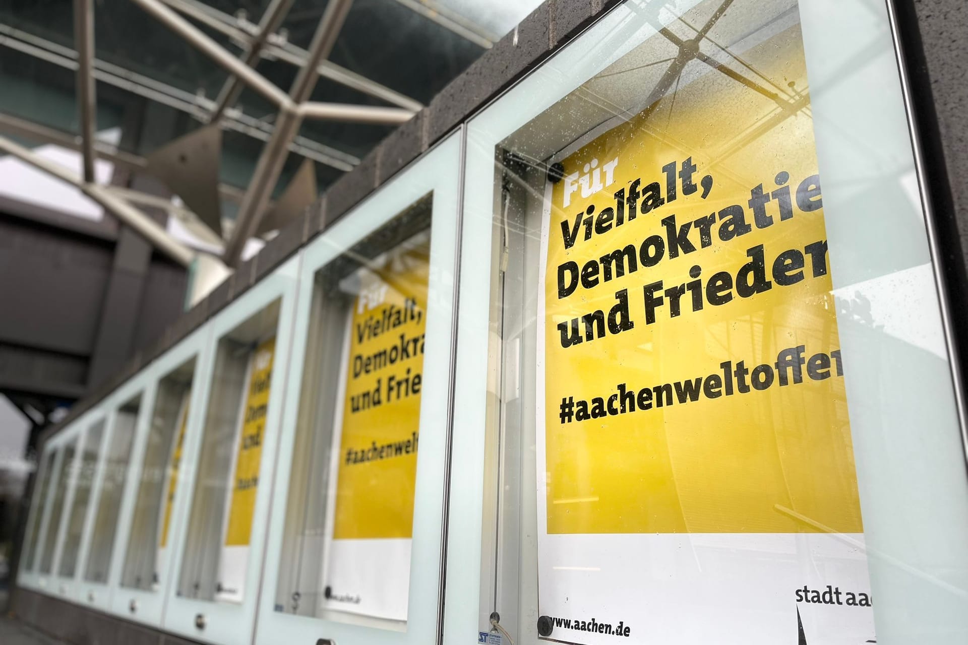 "Für Vielfalt, Demokratie und Frieden" steht auf den Plakaten: Die Stadt hat sie anlässlich des AfD-Bürgerdialogs am Eurogress angebracht.