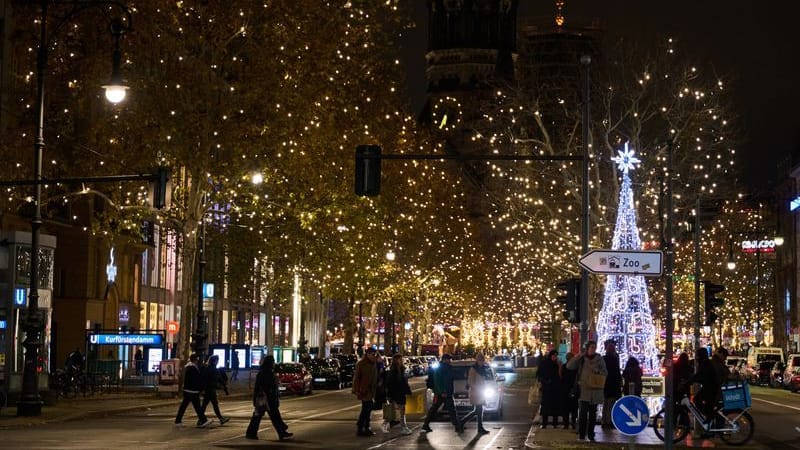 Weihnachtsbeleuchtung an den Bäumen entlang der Tauentzienstraße und des Kurfürstendamms: Die Lichterketten haben zusammen eine Länge von 120 Kilometern.