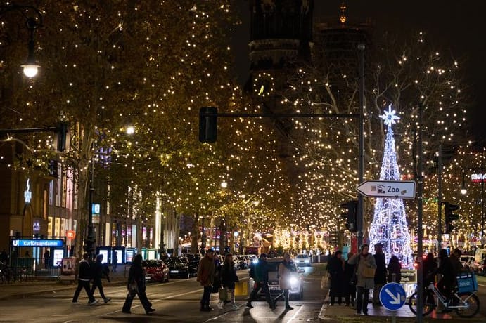 Weihnachtsbeleuchtung an den Bäumen entlang der Tauentzienstraße und des Kurfürstendamms: Die Lichterketten haben zusammen eine Länge von 120 Kilometern.