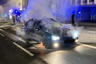 Der beschädigte Pkw: Der Adalbertsteinweg wurde am Abend in beide Richtungen gesperrt.