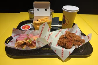 Menü aus 6er-Box mit Wings, Pommes mit Rosmarin-Ketchup und Cola: Bei "Loco Chicken" gibt es Fast Food.