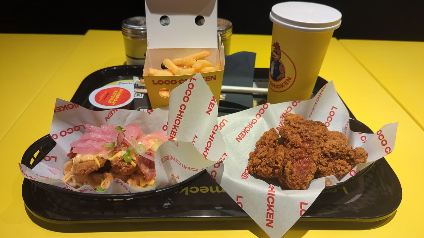 Menü aus 6er-Box mit Wings, Pommes mit Rosmarin-Ketchup und Cola: Bei "Loco Chicken" gibt es Fast Food.