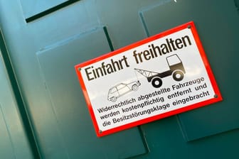 Die eigene Einfahrt als Parkplatz: Das ist erlaubt, sofern kein abgesenkter Bordstein vorhanden ist.