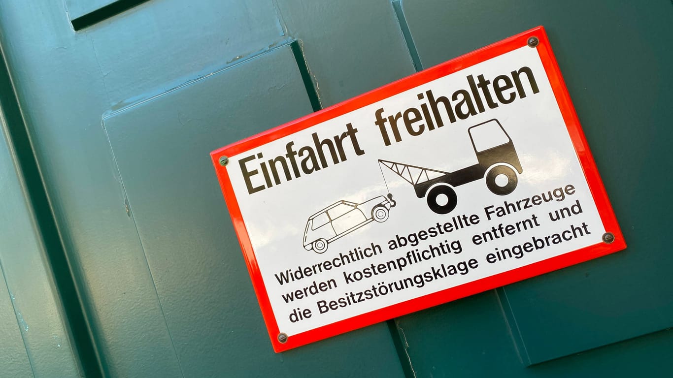 Die eigene Einfahrt als Parkplatz: Das ist erlaubt, sofern kein abgesenkter Bordstein vorhanden ist.