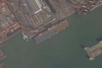 Satellitenaufnahmen zeigen ein Schiff mit ungewöhnlicher Form in einer chinesischen Werft.