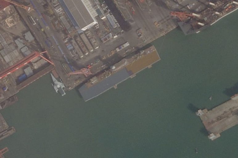 Satellitenaufnahmen zeigen ein Schiff mit ungewöhnlicher Form in einer chinesischen Werft.