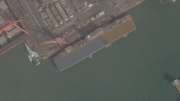 Satellitenaufnahmen zeigen ein Schiff mit ungewöhnlicher Form in einer chinesischen Werft.