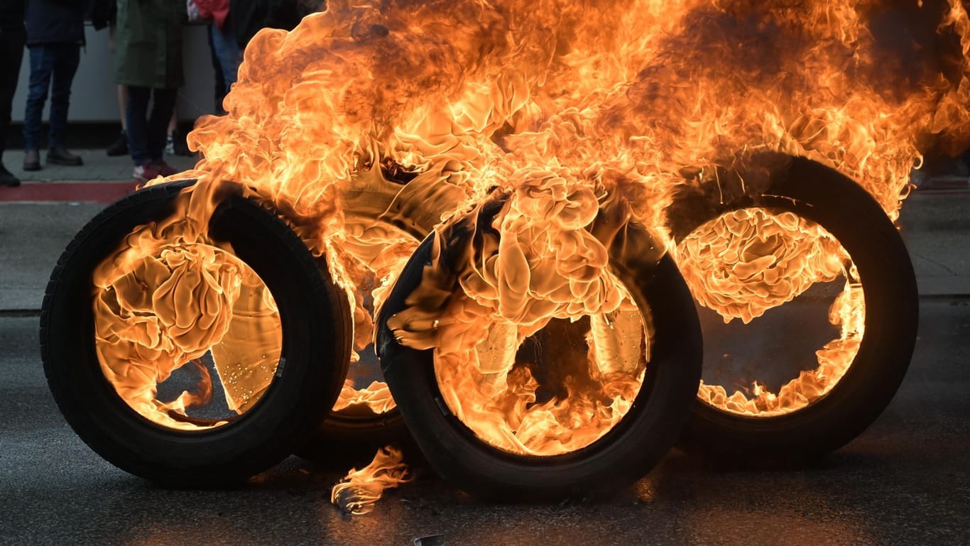 Brüssel: Arbeiter blockieren mit brennenden Autoreifen den Eingang zum Audi-Werk Brüssel in Vorst-Forest.