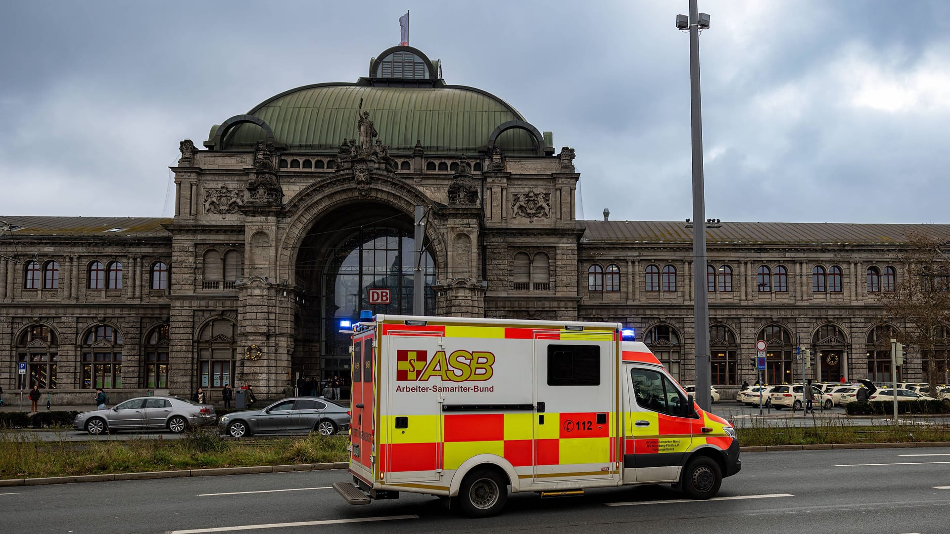 Ein Krankenwagen fährt am Nürnberger Hauptbahnhof vorbei (Archivbild): Die Staatsanwaltschaft ordnete eine Obduktion der Leiche an.