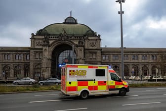 Ein Krankenwagen fährt am Nürnberger Hauptbahnhof vorbei (Archivbild): Die Staatsanwaltschaft ordnete eine Obduktion der Leiche an.