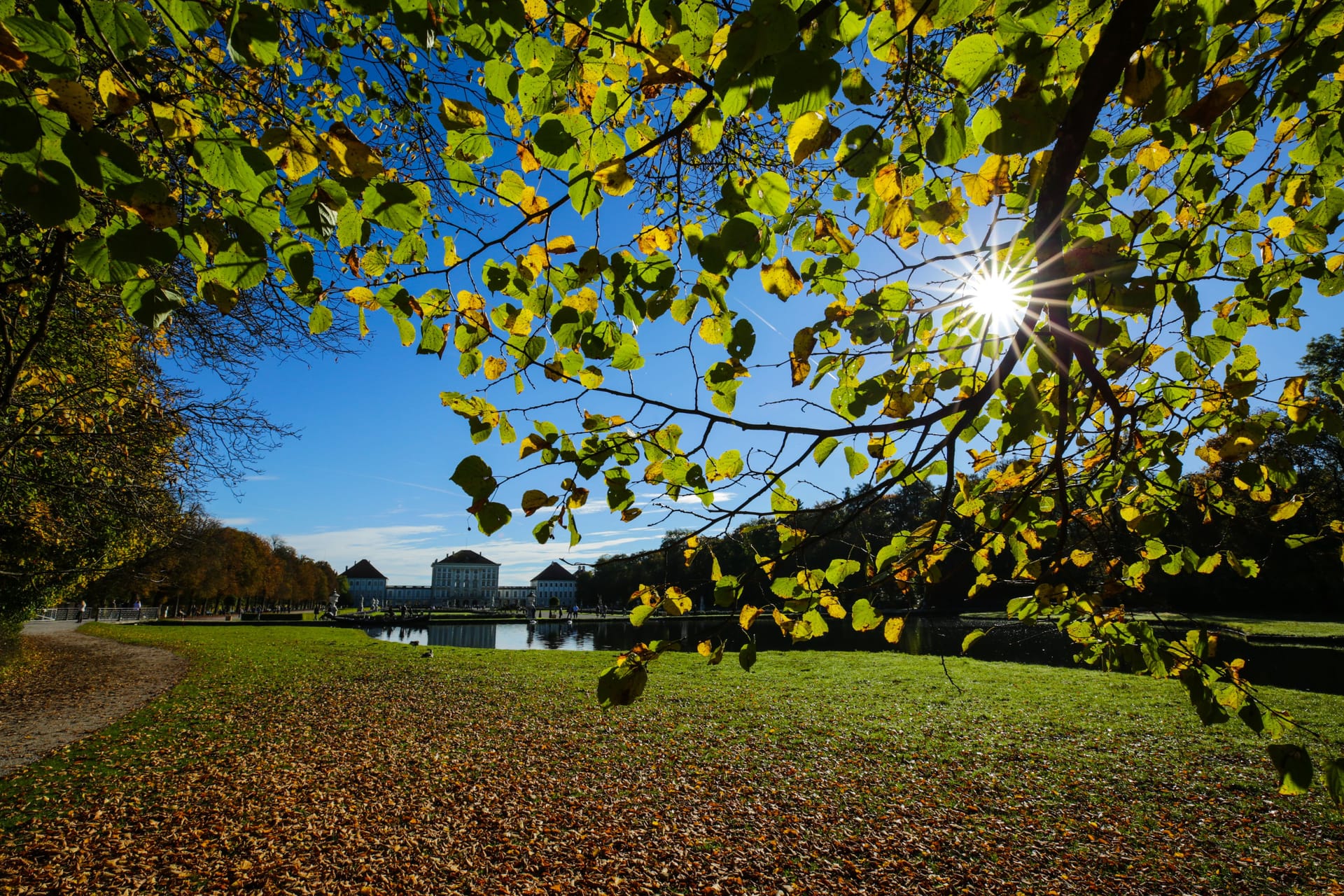 Die Sonne scheint über dem Nymphenburger Schloss (Archivbild): Der Herbst kehrt noch einmal nach München zurück.