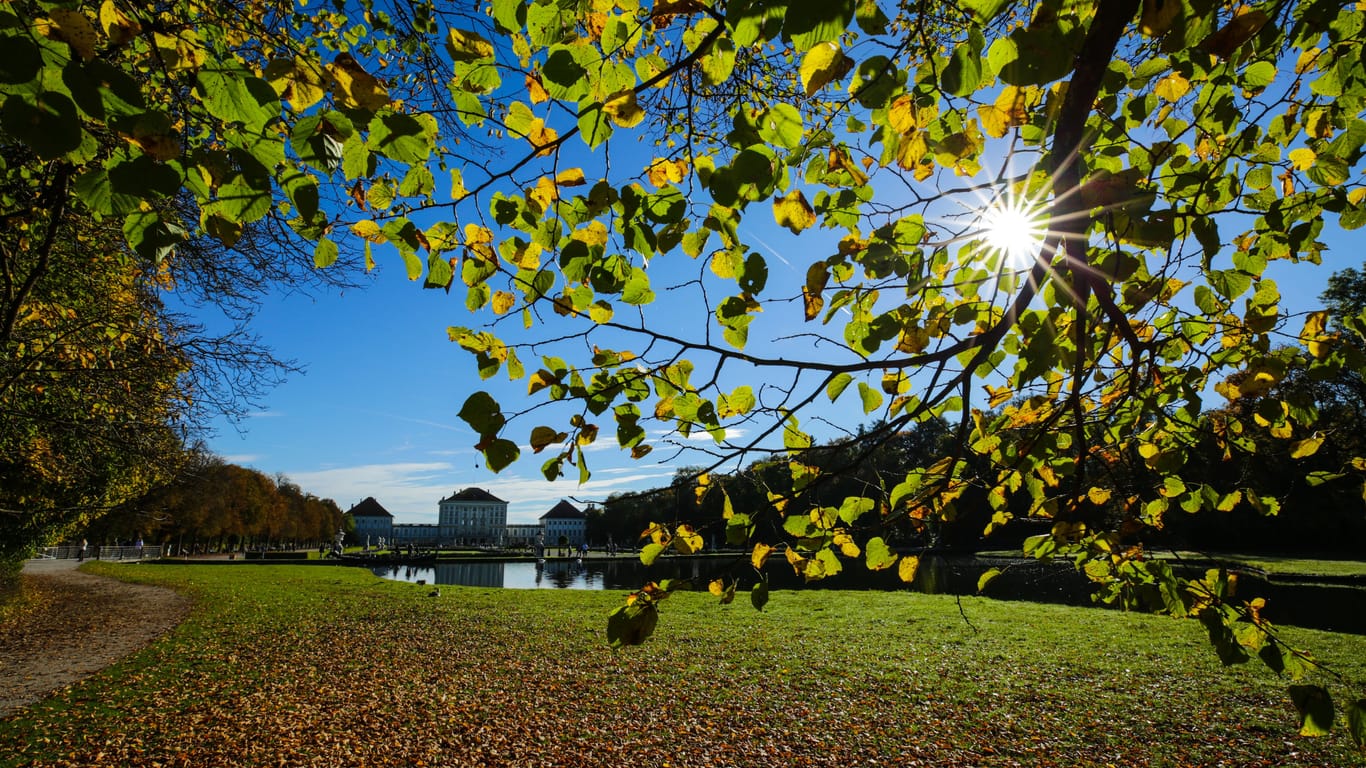 Die Sonne scheint über dem Nymphenburger Schloss (Archivbild): Der Herbst kehrt noch einmal nach München zurück.