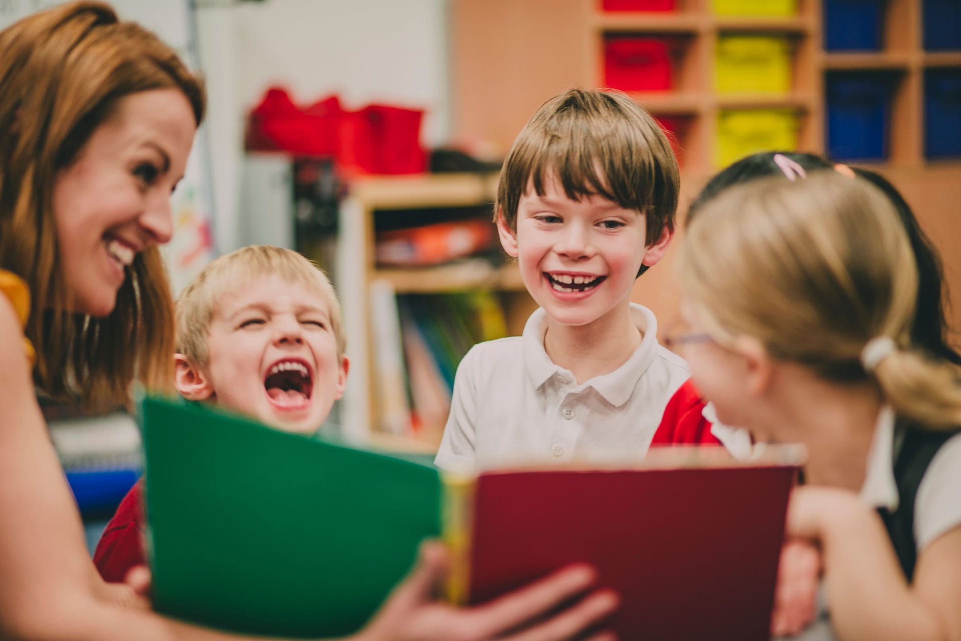 Eine Frau liest Kinder vor (Symbolbild): Am Vorlesetag stehen Bücher und Geschichten im Vordergrund.