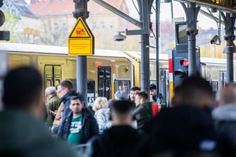 Fahrgäste stehen am S-Bahnhof Berlin-Neukölln auf dem Bahnsteig (Archivbild): Auf der Strecke der S41 und S42 kommt es zu Ausfällen und Verspätungen.