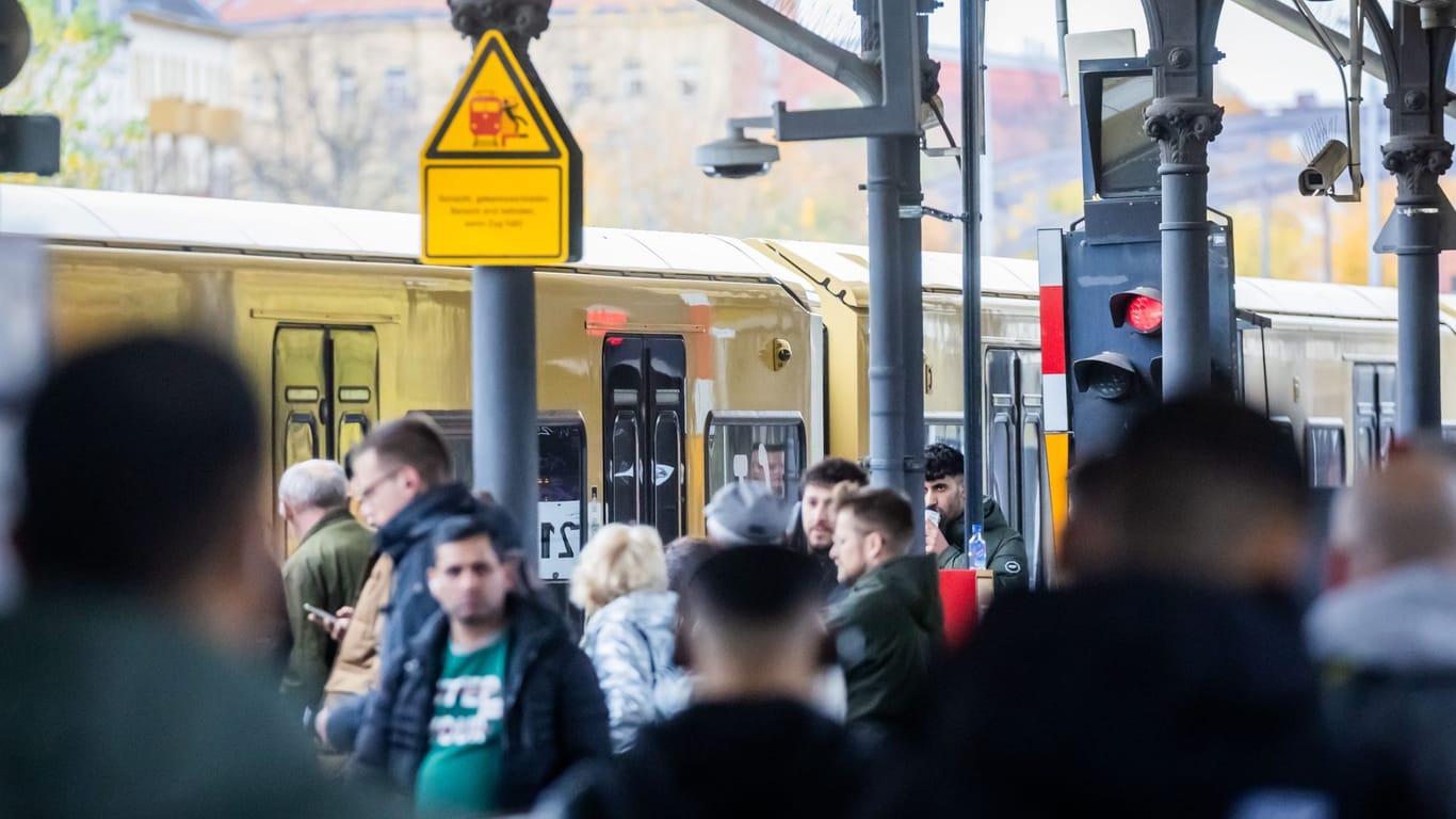 Fahrgäste stehen am S-Bahnhof Berlin-Neukölln auf dem Bahnsteig (Archivbild): Auf der Strecke der S41 und S42 kommt es zu Ausfällen und Verspätungen.