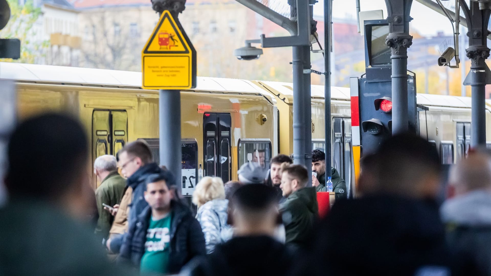 Fahrgäste stehen am S-Bahnhof Berlin-Neukölln auf dem Bahnsteig (Archivbild): Auf der Strecke der S41 und S42 kommt es zu Ausfällen und Verspätungen.