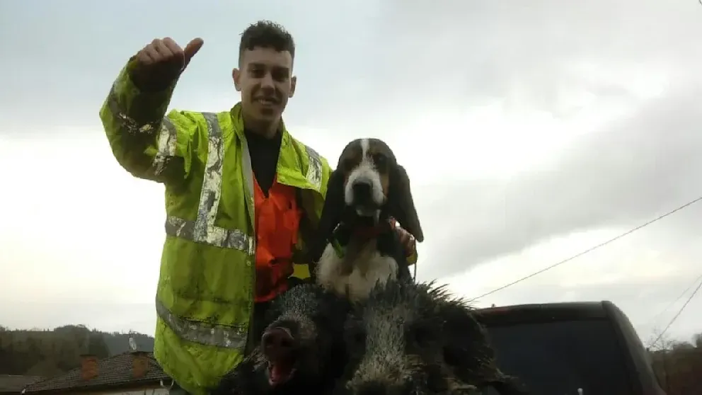 Der Jäger Alberto García Mejido mit seinem mittlerweile getöteten Hund Zancas.