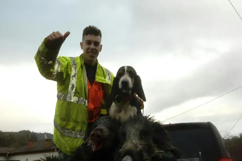 Der Jäger Alberto García Mejido mit seinem mittlerweile getöteten Hund Zancas.