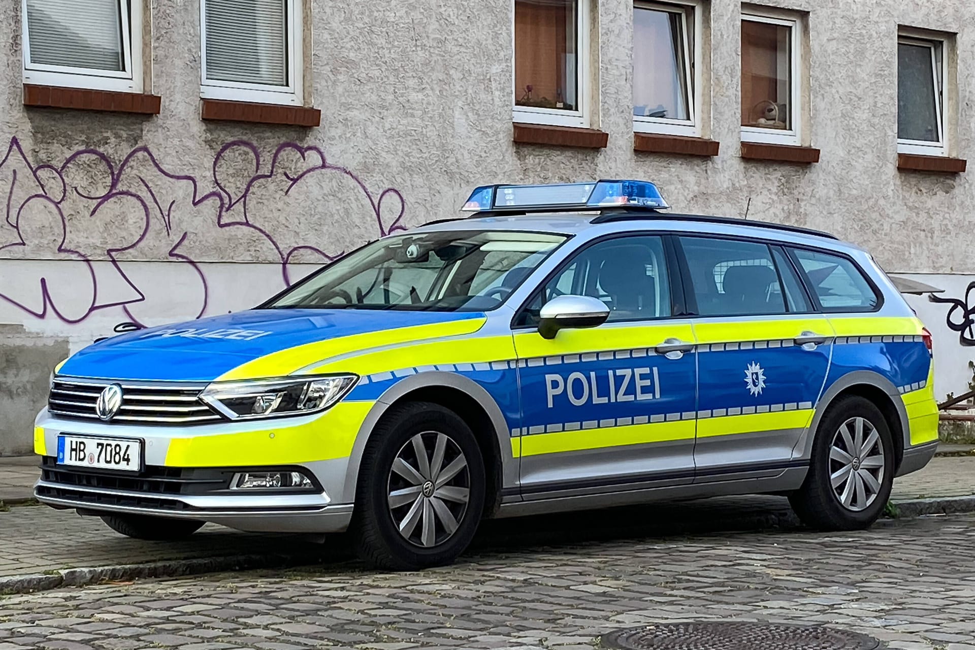 Polizeiwagen in Bremen (Symbolbild): Mit Kontrollen versucht die Polizei gegen Drogenhandel und die Straßenkriminalität vorzugehen.