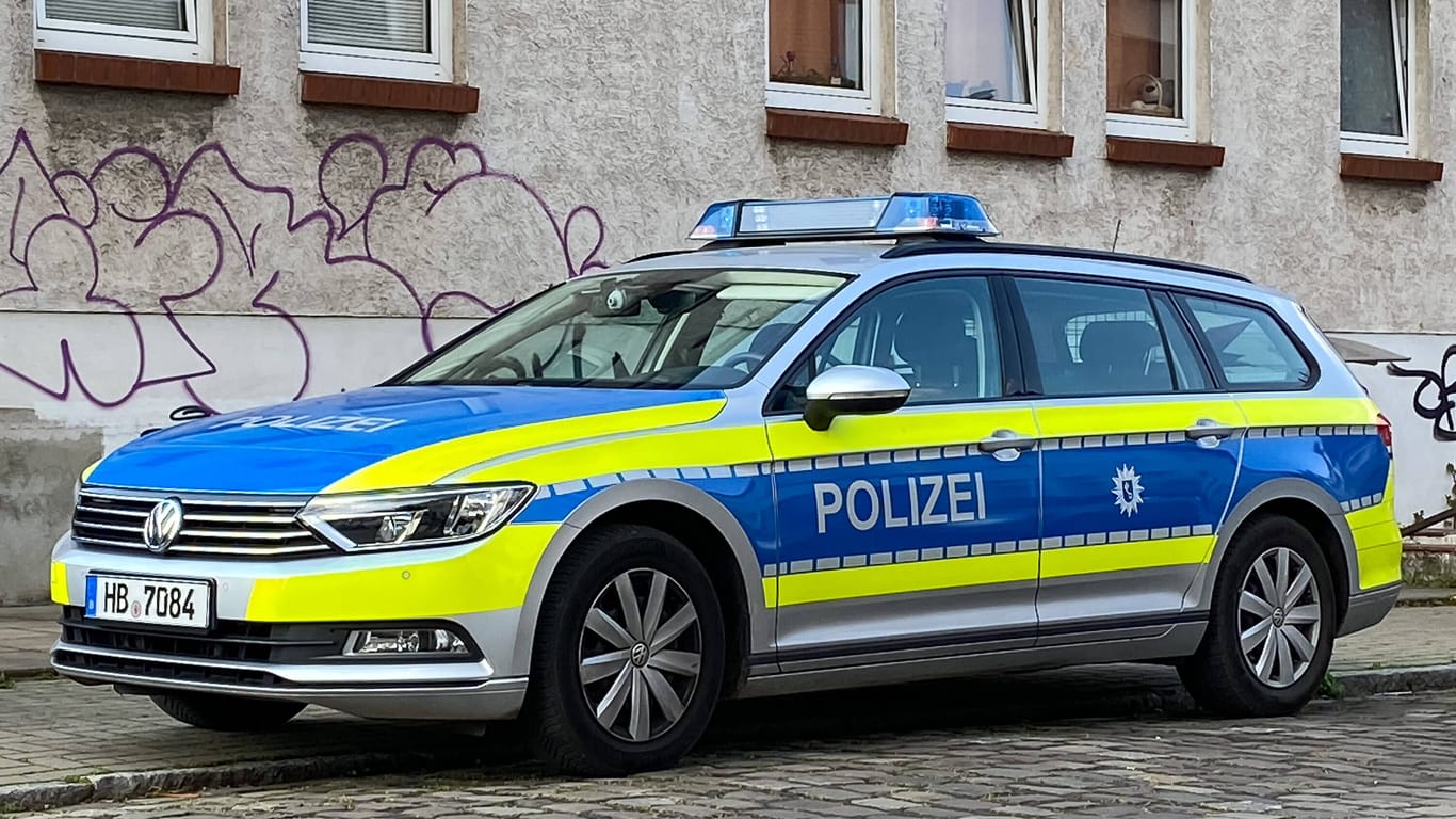 Polizeiwagen in Bremen (Symbolbild): Mit Kontrollen versucht die Polizei gegen Drogenhandel und die Straßenkriminalität vorzugehen.