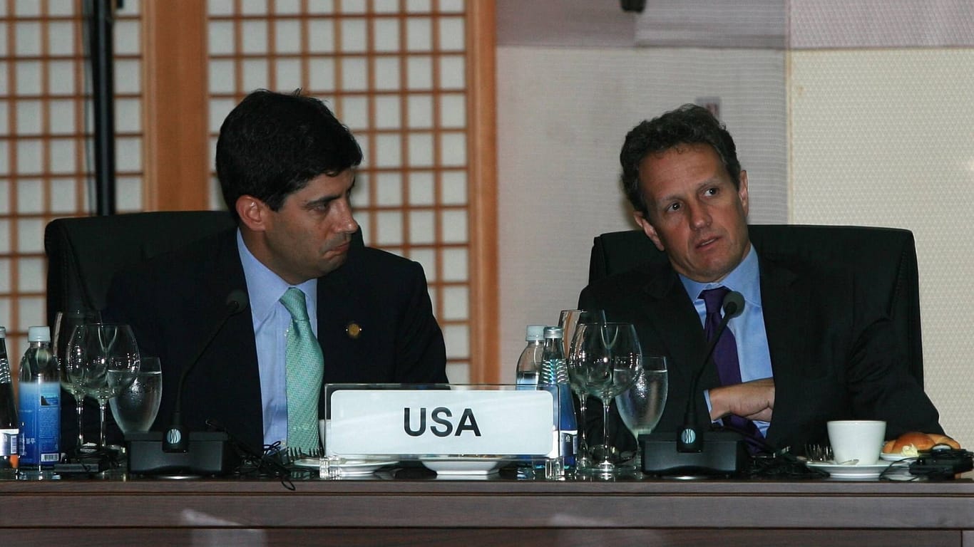 Der damalige US-Finanzminister Timothy Geithner (r.) und Kevin Warsh bei einem G20-Treffen in Busan, Südkorea, im Jahr 2010.