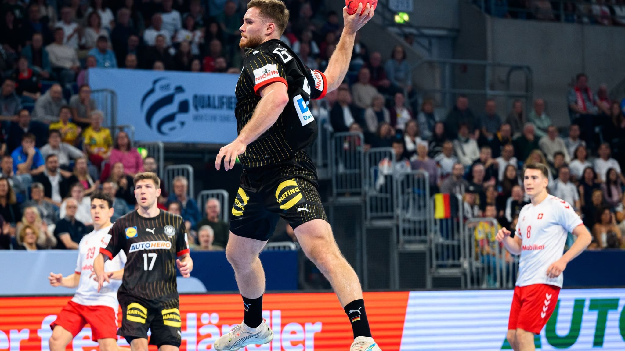 https://images.t-online.de/2024/11/jYKn3NCjiDPT/0x107:2048x1152/fit-in/0x0/kapitaen-johannes-golla-fehlt-den-deutschen-handballern-im-em-qualifikationsspiel-in-der-tuerkei.jpg