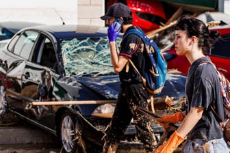 Aufräumarbeiten nach der Flutkatastrophe von Valencia: In Spanien türmen sich die Autos, Rettungskräfte suchen nach Vermissten.