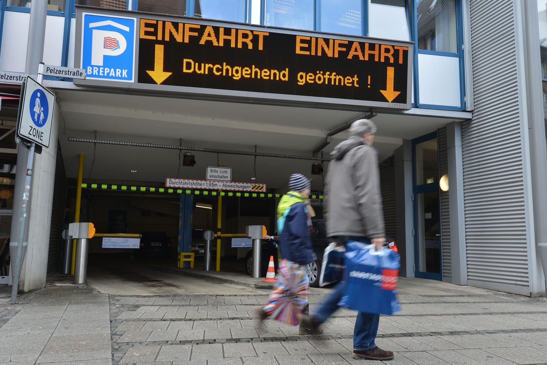 Einfahrt zum Parkhaus Bremen-Mitte: Der Abriss steht bald bevor.