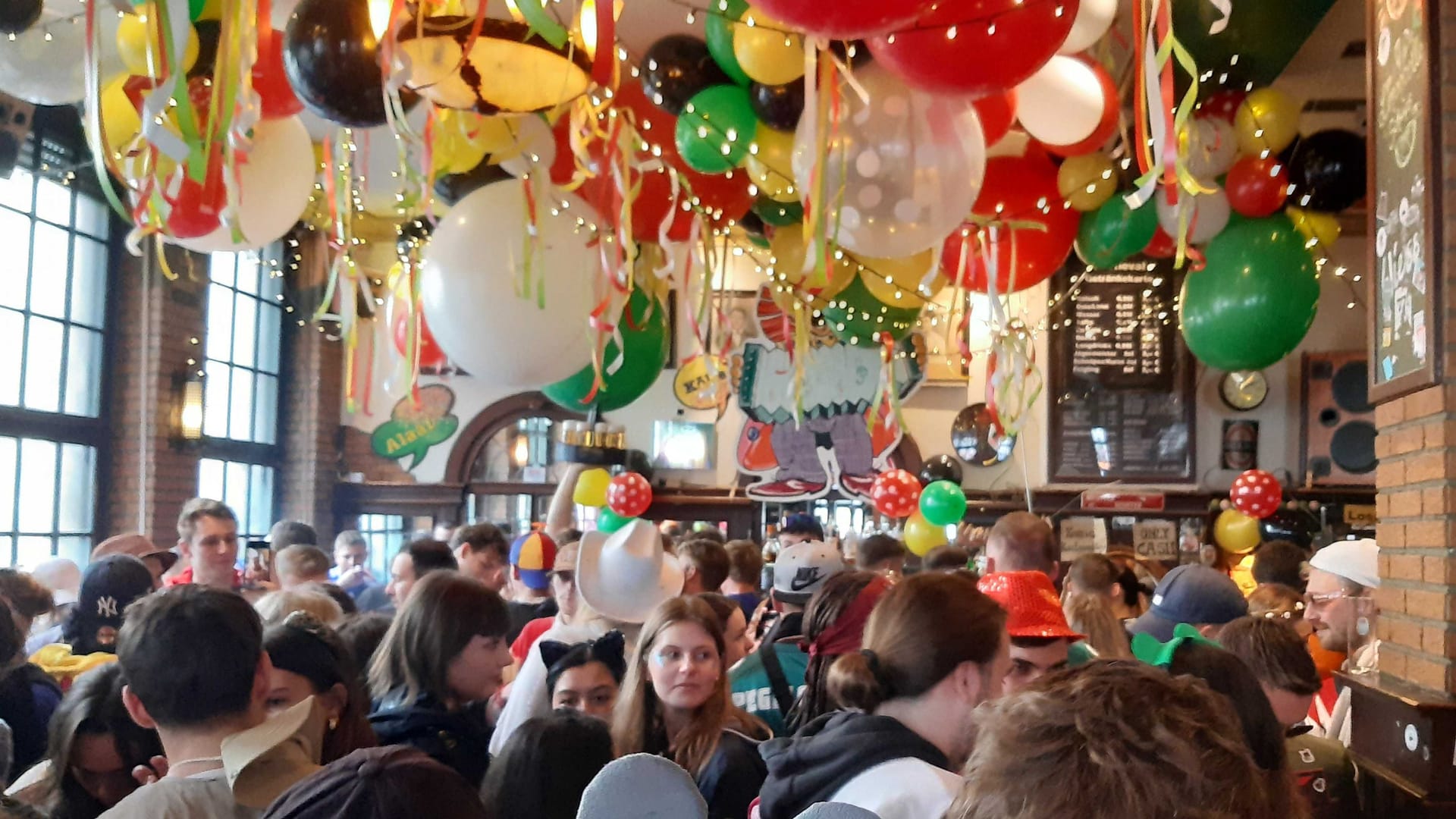 Feiernde Menge in der "Flotte": Einige Gäste stehen extra eine Dreiviertelstunde an, um hier hereinzukommen.