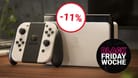 Die vielseitige Spielekonsole Nintendo Switch (OLED-Modell) ist zum Black Friday im Bundle besonders günstig.