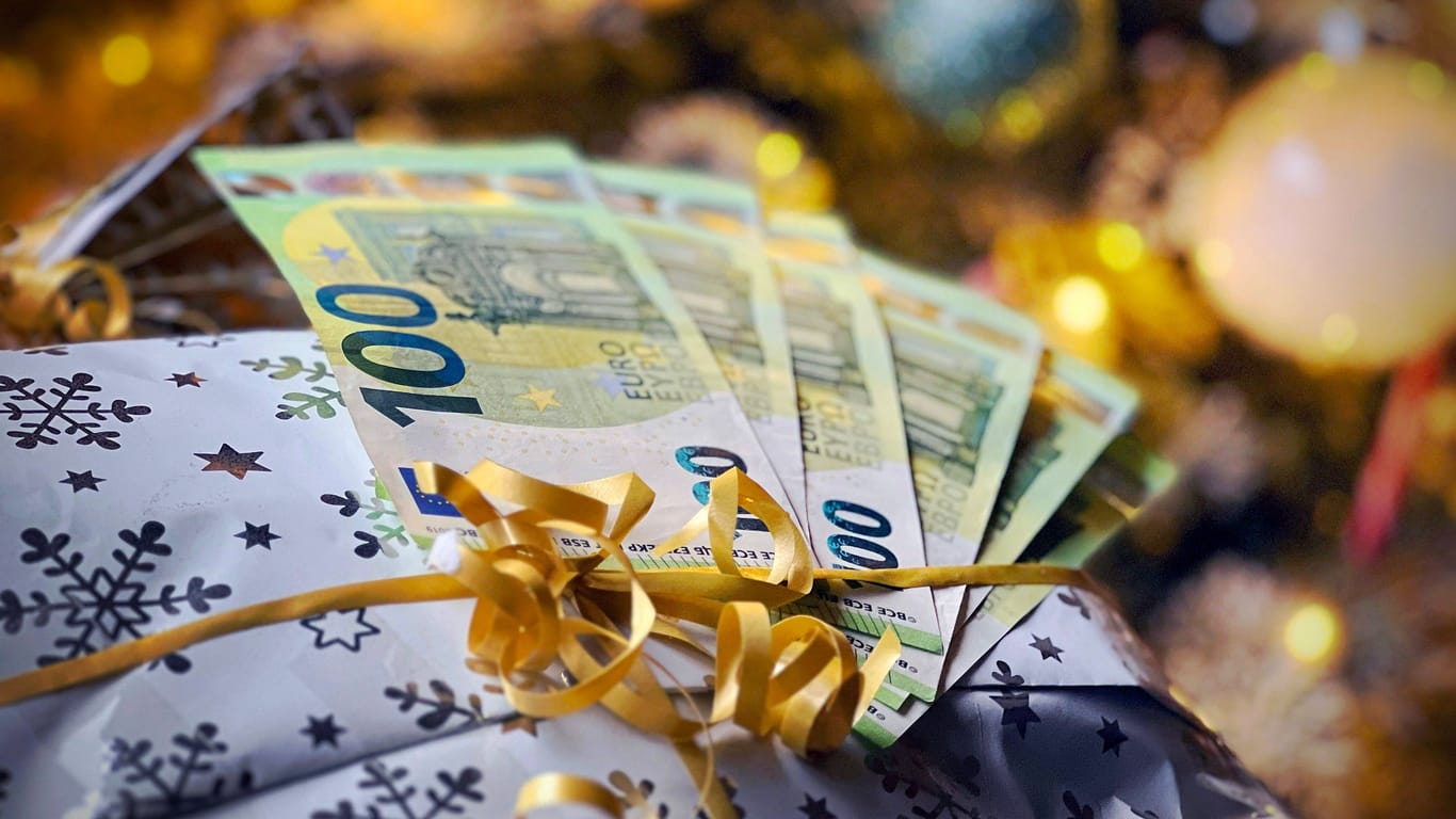 Weihnachtsgeschenk mit Geld (Symbolbild): In manchen Branchen erhalten alle Beschäftigten Weihnachtsgeld.