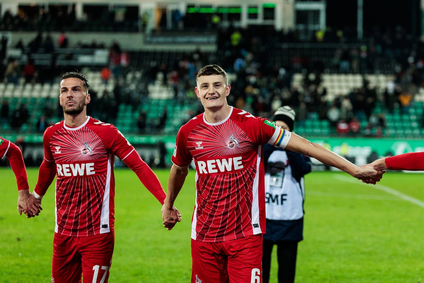 Leart Paqarada (l.) und Eric Martel (r.) feiern mit den mitgereisten Fans den Sieg in Münster: Der Erfolg bei den Preußen war bereits der vierte in Folge.