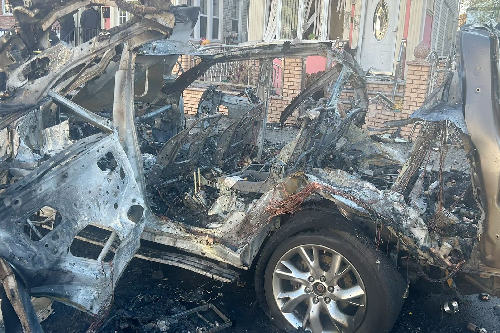 In New York explodierte ein Auto, in dem Gasflaschen gelagert waren.