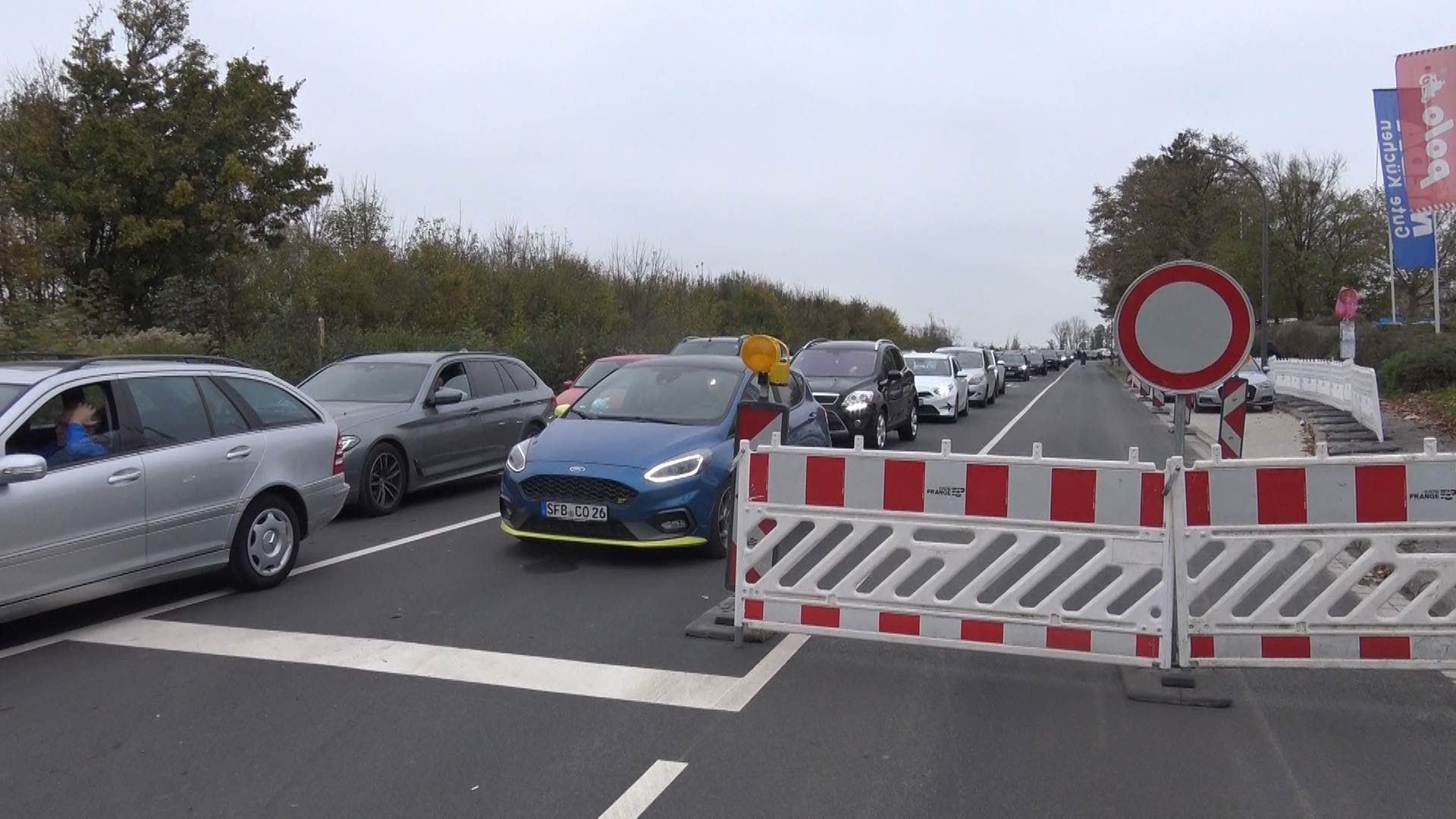 Lange Autoschlangen vor dem Aplerbeck Center in Dortmund: Stundenlang ging hier nahezue nichts mehr.