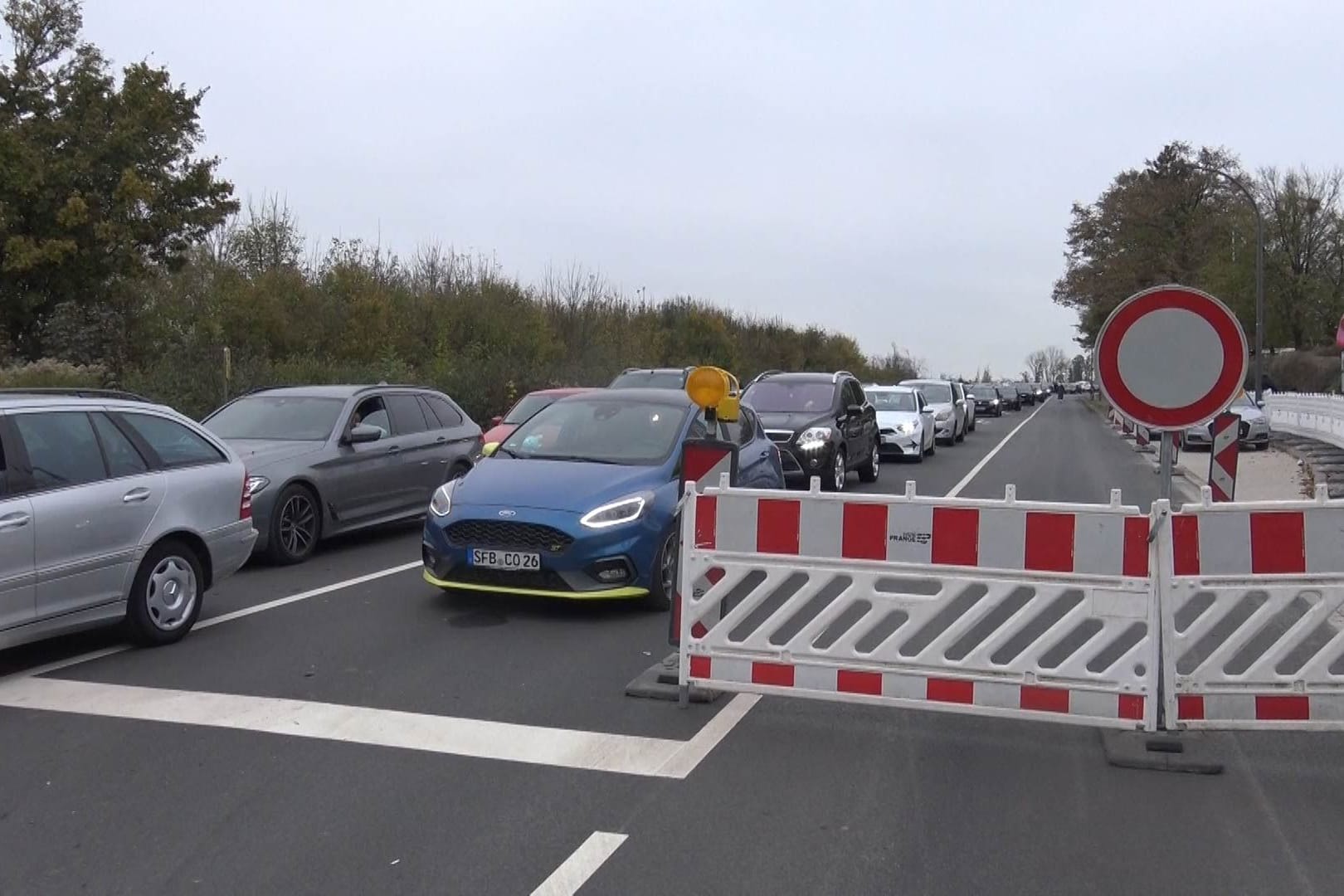 Lange Autoschlangen vor dem Aplerbeck Center in Dortmund: Stundenlang ging hier nahezue nichts mehr.