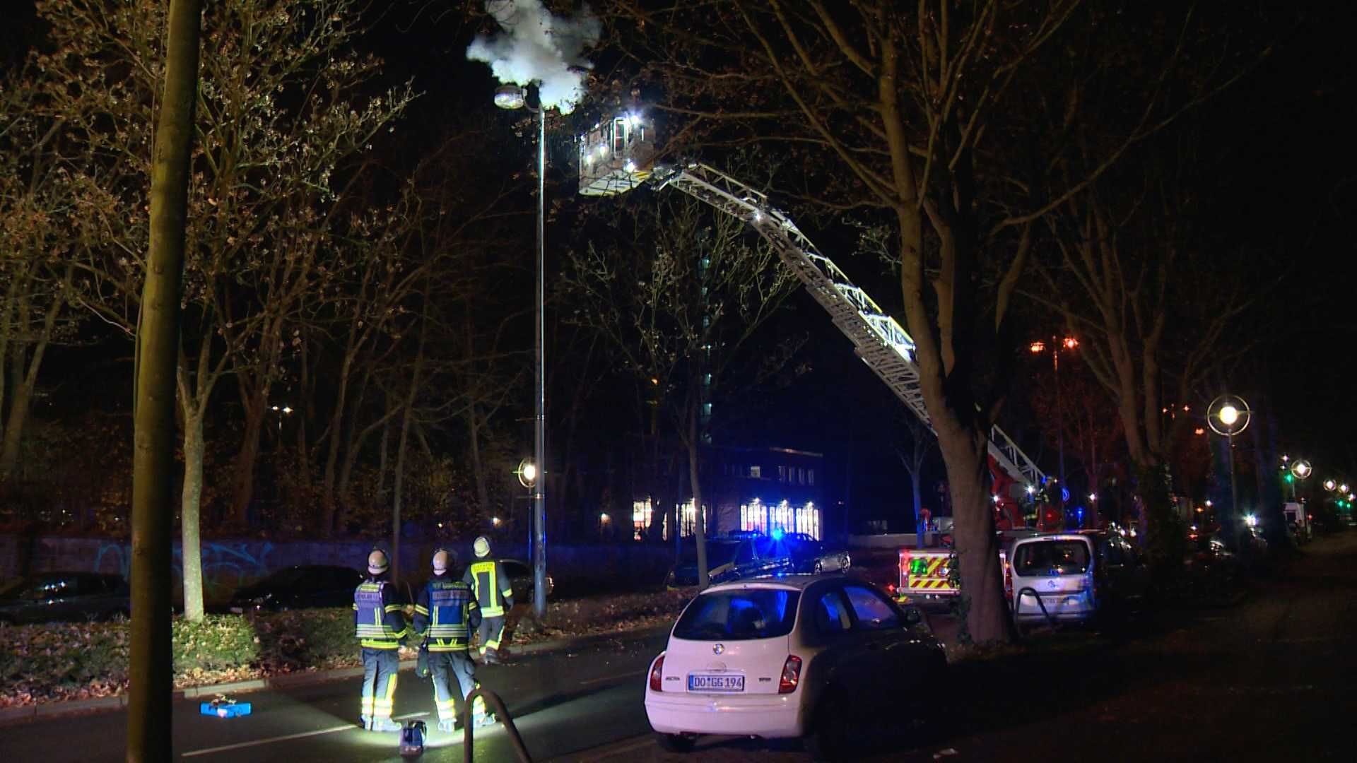 Eine Laterne in Flammen: Feuerwehrleute löschten den Brand von der Drehleiter heraus.