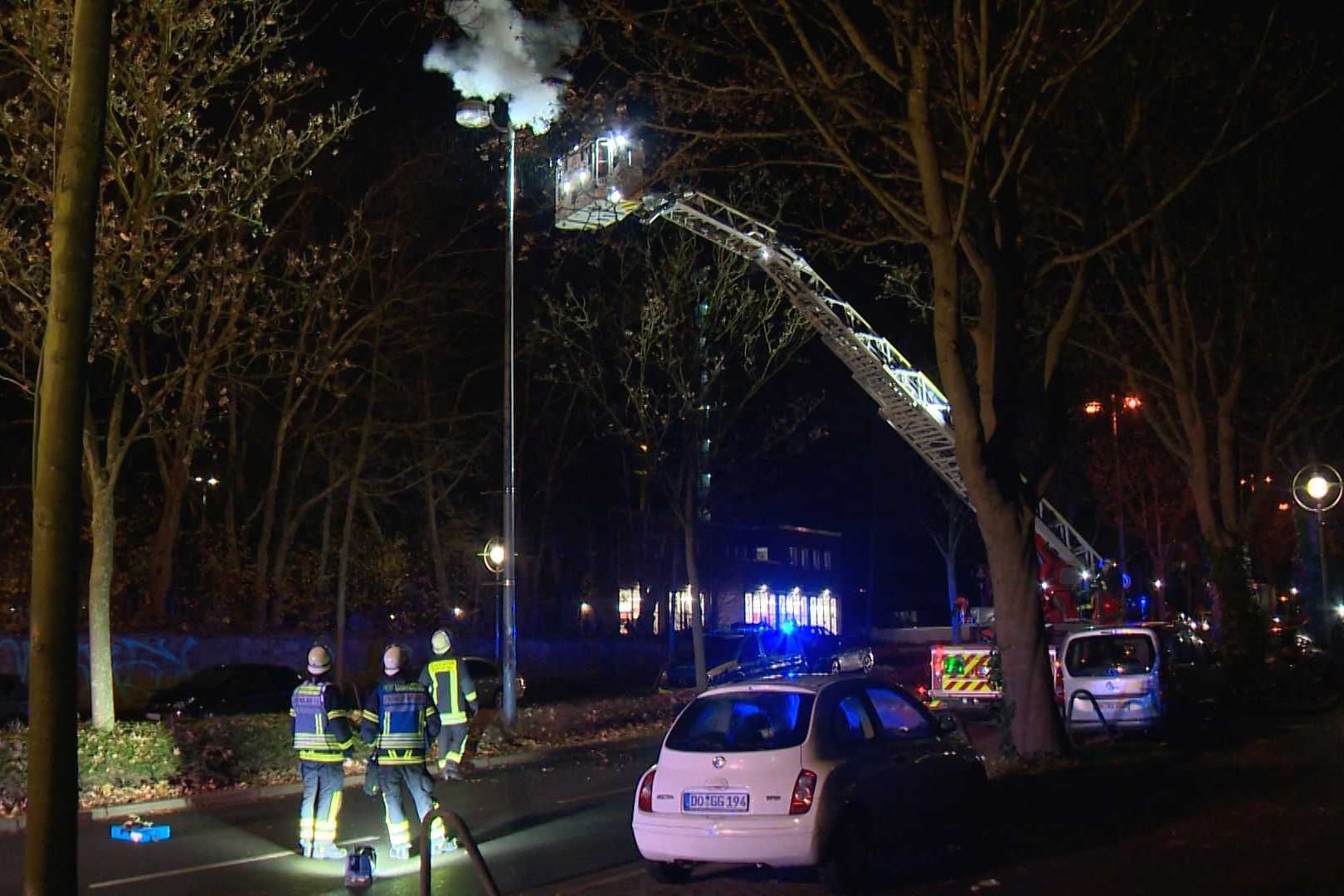 Eine Laterne in Flammen: Feuerwehrleute löschten den Brand von der Drehleiter heraus.