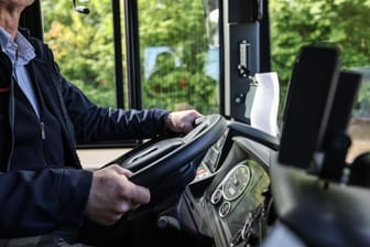 Ein Busfahrer am Lenkrad.