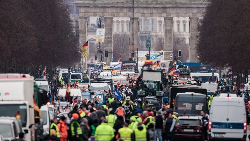 Teilnehmer der Demonstration des Vereins "Hand in Hand für unser Land" fahren mit Traktoren, Autos und gehne zu Fuss aus verschiedenen Richtungen zur Straße des 17. Juni und zum Brandenburger Tor Erwartet werden zu der Großdemonstration, die als Sternfahrt angekündigt ist, bis zu 10.000 Teilnehmerinnen und Teilnehmer. Zudem sind 1.000 Fahrzeuge, darunter Autos, Lastwagen und Traktoren angekündigt.