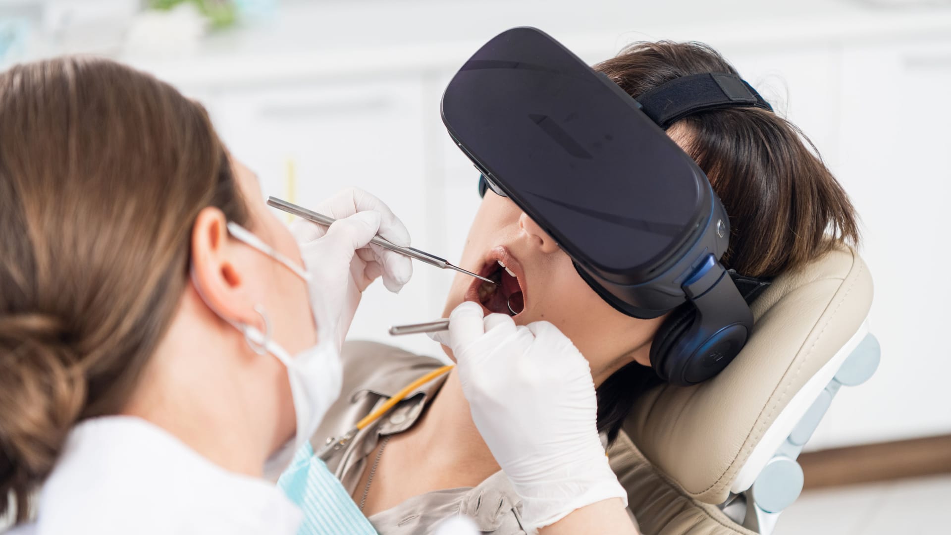 Ein virtueller Spaziergang mit Video-Brille (Symbolbild): Das sorgte für Entspannung bei den Patienten.