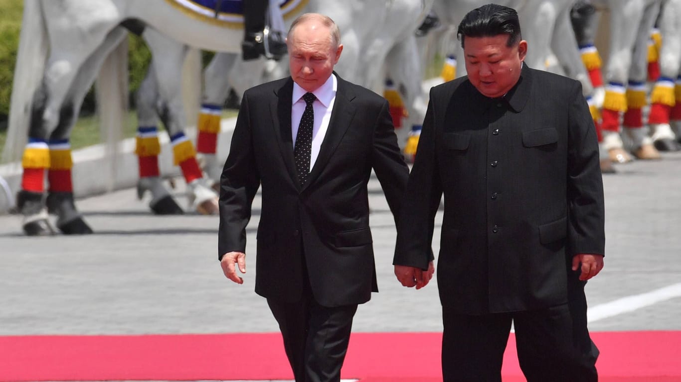 Putin und Kim Jong-un während eines Staatsbesuchs (Archivbild): Der nordkoreanische Machthaber soll nun auch Artilleriegeschütze an die ukrainische Front schicken.