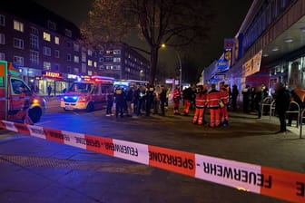 Einsatzkräfte betreuen die betroffenen Gäste vor dem Billardcafé in Hamburg-Barmbek: Die Hintergründe des Vorfalls sind noch unklar.