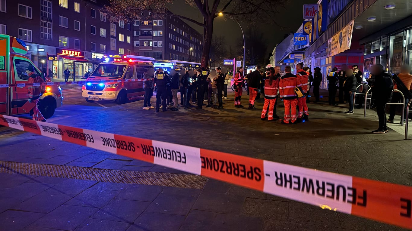 Einsatzkräfte betreuen die betroffenen Gäste vor dem Billardcafé in Hamburg-Barmbek: Die Hintergründe des Vorfalls sind noch unklar.